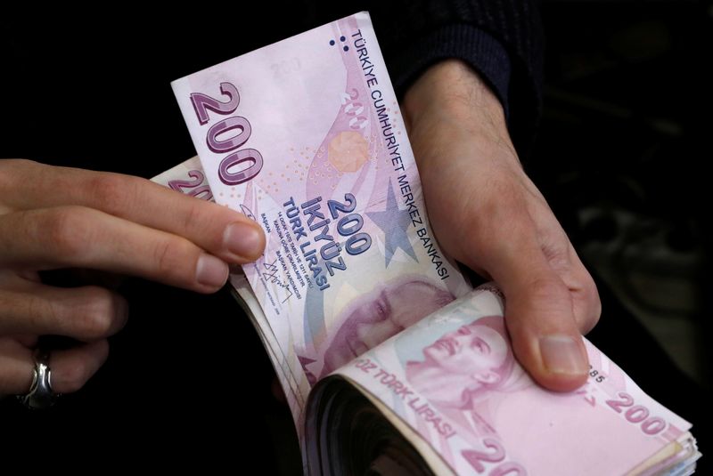 土耳其里拉兑美元跌至历史新低，标普下调土耳其前景至“负面”